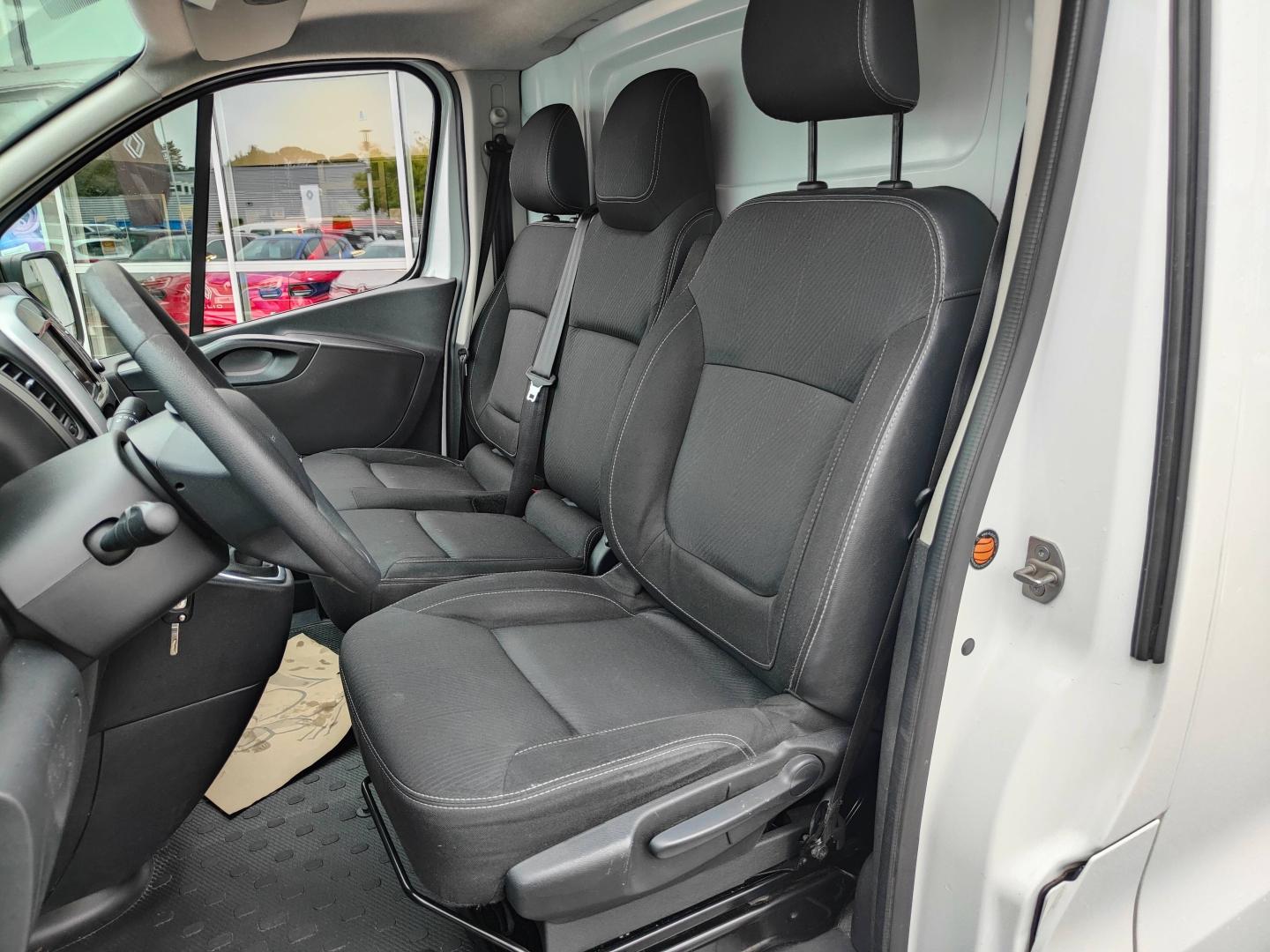 RENAULT Trafic Fg L2H1 1300 2.0 dCi 120ch Grand Confort E6 Renault-Sommières
