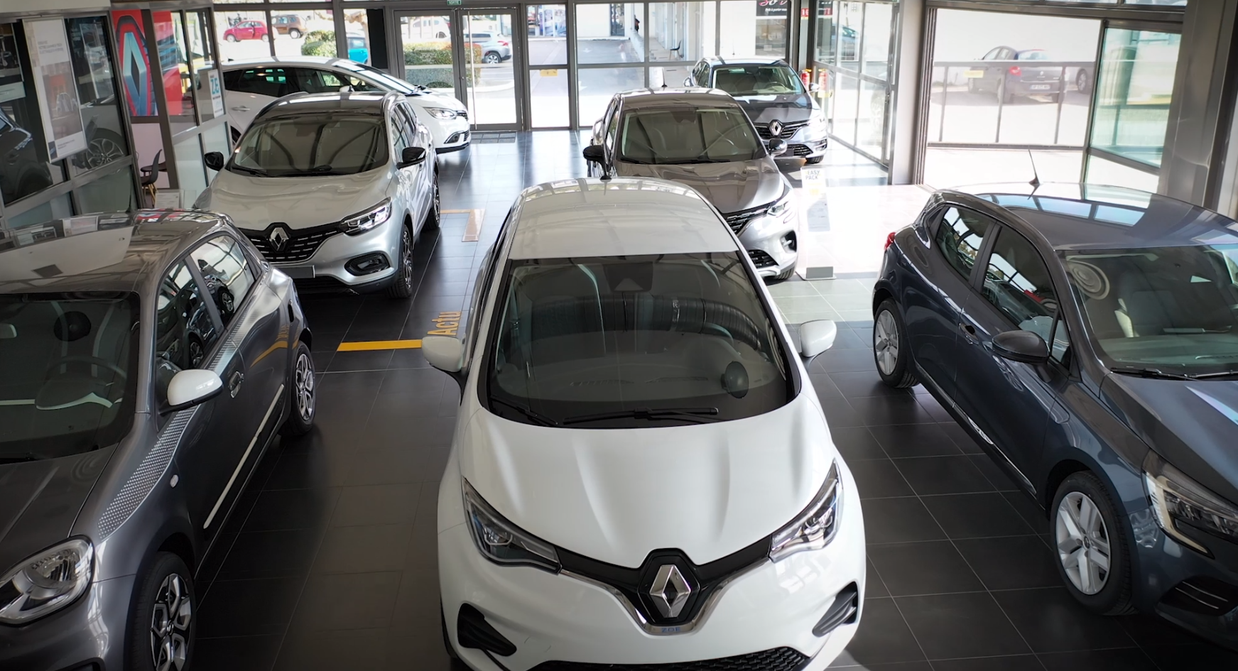 Renault clio blanche et autres véhicules neufs